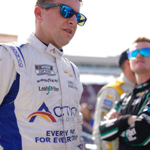 NASCAR車手在賽車活動中穿著賽車服和太陽眼鏡。 — 極限運動 壁紙