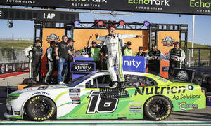 NASCAR車手在賽車上與車隊在賽道慶祝勝利。 — 極限運動 壁紙