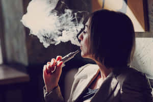 女性在室內從電子煙呼出蒸氣，塗有紅色指甲油。 — 抽菸 壁紙