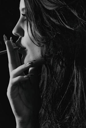 黑白肖像中抽煙的女性，帶有戲劇性燈光。 — 抽菸 壁紙