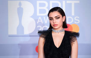 在BRIT Awards紅地毯上，身穿黑色禮服、佩戴鑽石頸鏈的女性。