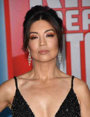 身穿黑色亮片連衣裙和鑽石耳環的女士出席紅地毯活動。 — 尚氣 壁紙