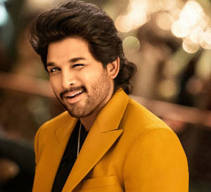 身穿黃色西裝外套的男士在散景燈光背景下微笑 — 阿盧·阿瓊 壁紙