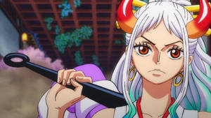白髮紅角的動漫角色，在木結構中手持黑色武器。 — 混沌武士 壁紙