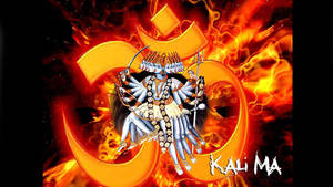 卡莉瑪女神，有多隻手臂和骷髏，被火焰和新月包圍。 — Maa Durga 壁紙