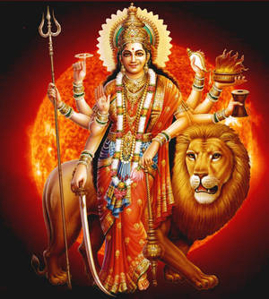 多臂的印度教女神騎著獅子，背景是熾熱的太陽。 — Maa Durga 壁紙