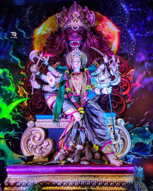 一位擁有多臂和獅頭王冠的神聖女神，坐在宇宙天空下的寶座上。 — 啊！我的女神 壁紙