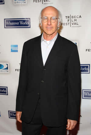 演員Larry David在Tribeca電影節穿著黑色西裝和戴眼鏡。 — 馬克·華伯格 壁紙