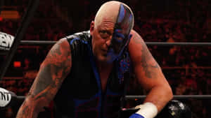 比賽期間，臉上塗有藍色顏料和刺青的摔角手在擂台上。 — WWE GIF 壁紙