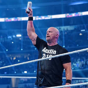 摔角手在摔角場中高舉罐頭，背後有歡呼的人群。 — WWE GIF 壁紙