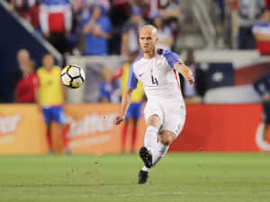 足球員在夜間球場的草地上踢球 — FIFA 世界盃 壁紙
