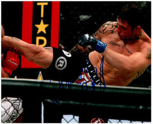 MMA拳手在籠內揮拳 — 終極格鬥冠軍賽 壁紙