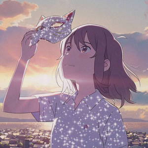 少女在沿海小鎮的日落中手持閃爍的狐狸面具。 — 三島一八 壁紙
