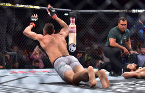 MMA拳手在擊敗對手後在墊子上慶祝勝利。 — 舞蹈 壁紙