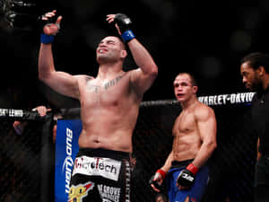 MMA拳手在贏得比賽後於八角籠內慶祝勝利。 — 運動 壁紙