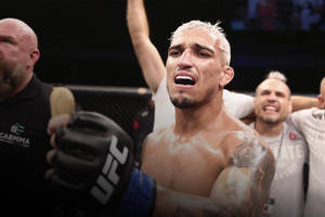 UFC拳手在八角籠內與團隊慶祝勝利。 — 終極格鬥冠軍賽 壁紙