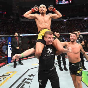 UFC拳手在八角籠內獲勝後在教練肩上慶祝。 — 終極格鬥冠軍賽 壁紙