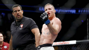 UFC拳手在八角籠內高舉拳頭慶祝勝利 — 快樂 壁紙