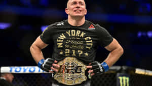 UFC拳手在八角籠內勝利後高舉冠軍腰帶 — 終極格鬥冠軍賽 壁紙