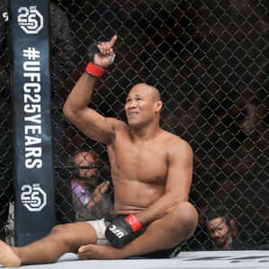 UFC拳手在八角籠內慶祝勝利。 — 終極格鬥冠軍賽 壁紙