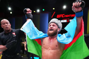 UFC拳手披著旗幟在肩上慶祝勝利。 — 運動 壁紙