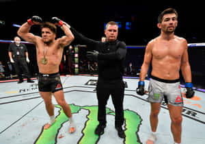 UFC拳手在八角籠中贏得比賽後慶祝勝利。 — 終極格鬥冠軍賽 壁紙