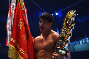 摔角手在比賽獲勝後手持獎盃和旗幟。 — 冠軍 壁紙