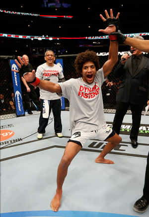 MMA拳手在UFC八角籠中舉臂慶祝勝利。 — 終極格鬥冠軍賽 壁紙