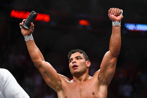 MMA拳手在燈光場館內高舉拳頭和罐頭慶祝勝利。 — 運動 壁紙