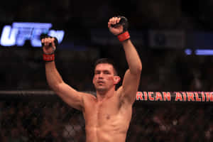 MMA拳手在UFC八角籠內高舉拳頭慶祝勝利。 — 終極格鬥冠軍賽 壁紙