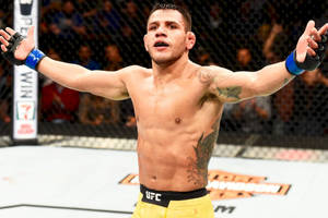MMA拳手在UFC八角籠內高舉雙臂慶祝勝利。 — 極限運動 壁紙