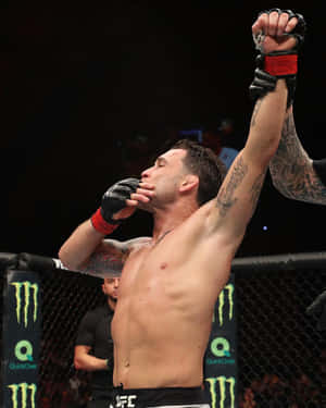 MMA拳手在UFC八角籠中舉拳慶祝勝利。 — 終極格鬥冠軍賽 壁紙