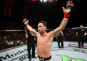 MMA拳手在UFC八角籠內舉臂慶祝勝利。 — 終極格鬥冠軍賽 壁紙