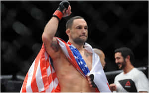 披著美國國旗的MMA拳手在籠子裡慶祝勝利。 — 終極格鬥冠軍賽 壁紙