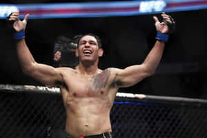 MMA選手在八角籠中高舉雙臂慶祝勝利。 — 終極格鬥冠軍賽 壁紙