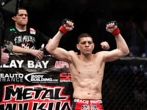 MMA選手在UFC八角籠內高舉拳頭慶祝勝利。 — 終極格鬥冠軍賽 壁紙