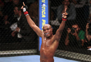 MMA 選手在八角籠中高舉雙臂慶祝勝利。 — 快樂 壁紙