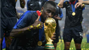 足球員在紙屑慶祝中親吻世界盃獎盃。 — FIFA 世界盃 壁紙