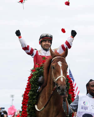 騎師在肯塔基德比中騎著飾有紅玫瑰的馬匹慶祝勝利。 — 白馬 壁紙