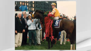 獲勝騎師和馬匹戴著紅玫瑰在草地上慶祝比賽勝利。 — 賽馬 壁紙