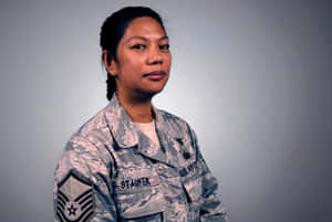 身穿迷彩制服的美國空軍女軍士肖像。 — 空軍 壁紙