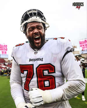 坦帕灣海盜隊76號美式足球員在球場上慶祝。 — NFL 美式足球 壁紙