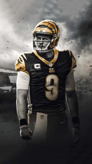 身穿黑金色制服的NFL四分衛站在暴風煙霧中 — 舊金山 iPhone 壁紙