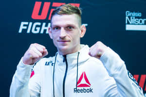 身穿白色Reebok連帽衫的UFC拳手舉起拳頭擺姿勢。 — 運動 壁紙