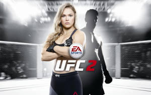 身穿UFC裝備的女性MMA戰士站在八角籠中，身後有陰影中的對手。 — 終極格鬥冠軍賽 壁紙