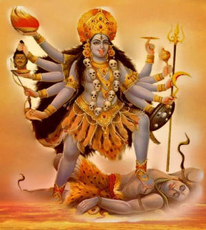 多臂印度教女神，帶有頭骨，站在被擊敗的惡魔之上。 — Maa Durga 壁紙