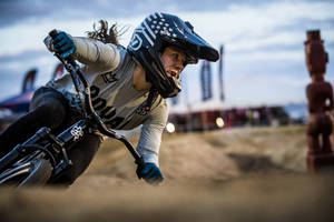 女BMX車手在泥地賽道上傾身過彎。 — 登山車 壁紙