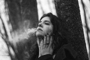 黑白肖像中靠著樹抽煙的女士 — 抽菸 壁紙