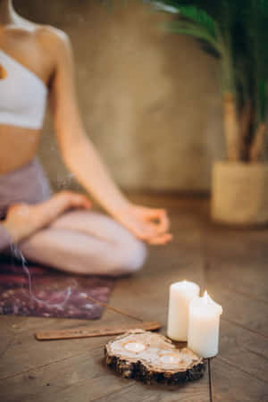 女士在寧靜的室內空間中與蠟燭和薰香一起冥想。 — 瑜珈 壁紙