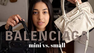 女士在室內比較黑色和米色的Balenciaga手提包。 — 巴黎世家 壁紙